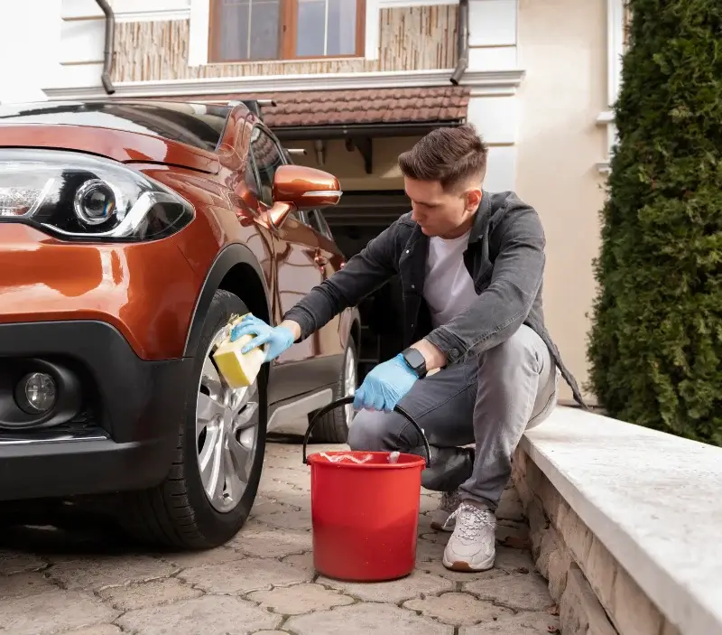 Lavage auto à domicile Lécousse : professionnel intervenant sur un véhicule